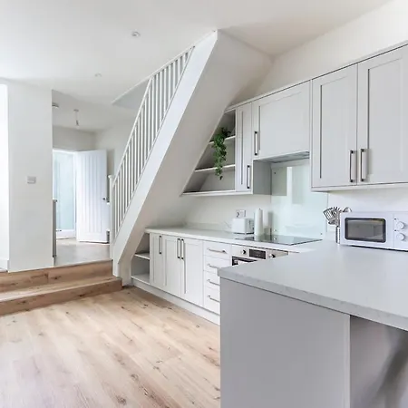Spacious 3 Bed - Sleeps 7 - Free Parking *