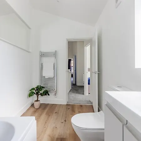 Spacious 3 Bed - Sleeps 7 - Free Parking Сasa de vacaciones *