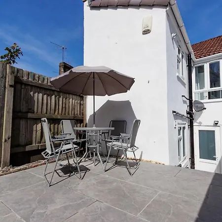 Spacious 3 Bed - Sleeps 7 - Free Parking