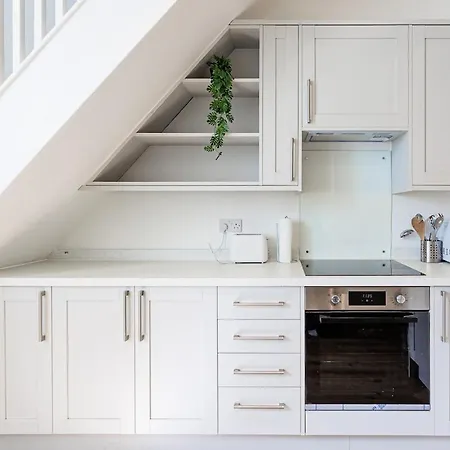 Spacious 3 Bed - Sleeps 7 - Free Parking *