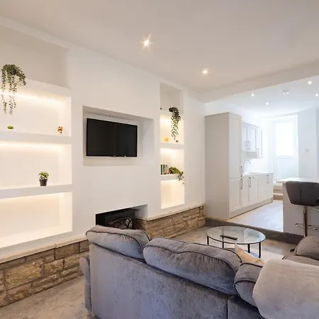 Spacious 3 Bed - Sleeps 7 - Free Parking *