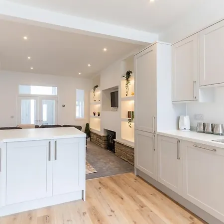 Spacious 3 Bed - Sleeps 7 - Free Parking *