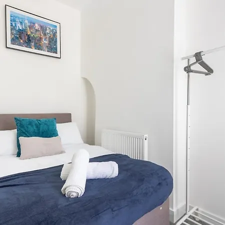 Spacious 3 Bed - Sleeps 7 - Free Parking Σπίτι διακοπών *