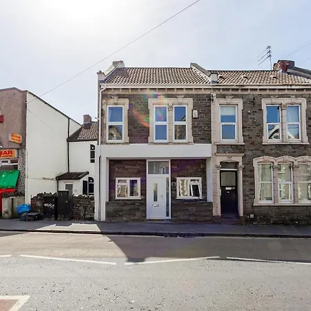 Spacious 3 Bed - Sleeps 7 - Free Parking