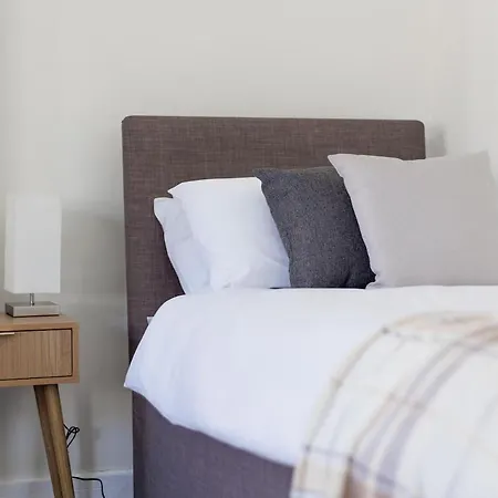 Spacious 3 Bed - Sleeps 7 - Free Parking *